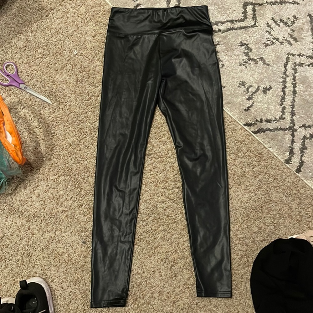 Shiny black leggings